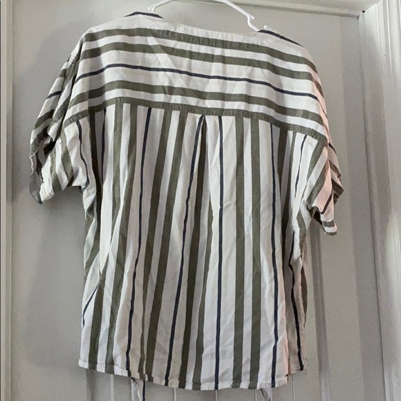 Time and Tru Bottom Up Blouse - Picture 2 of 3